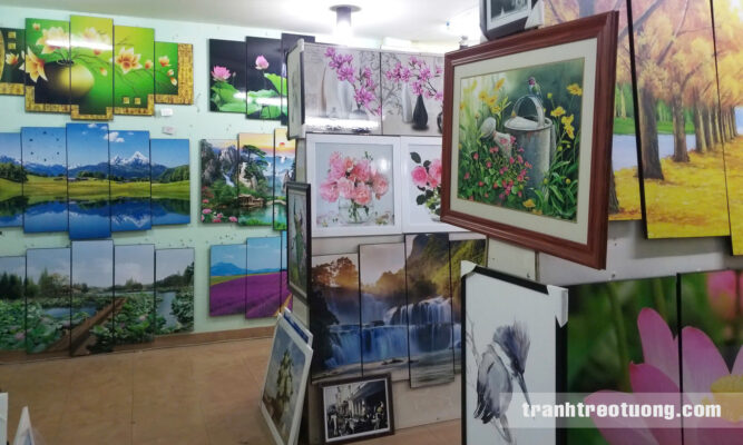 Hình ảnh thực tế cửa hàng bán tranh treo tường đẹp với nhiều mẫu tranh trưng bày bán sẵn