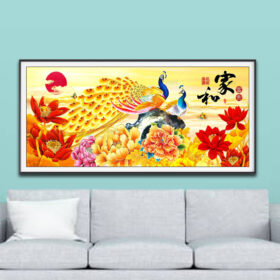 Mẫu tranh treo tường khổ rộng ngang hình ảnh đôi chim công hoa mẫu đơn và hoa sen đẹp tông vàng đỏ