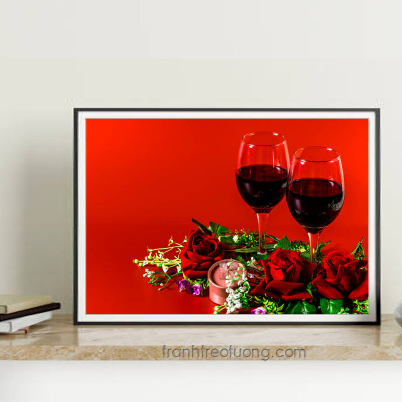 Mẫu tranh treo tường nền đỏ đẹp với hình ảnh 2 ly rượu vang đỏ, hoa hồng đỏ đẹp lãng mạn