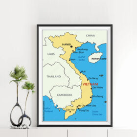 Mẫu tranh bản đồ Việt Nam đẹp kiểu khổ dọc với lãnh thổ màu vàng kem, có đánh dấu các thành phố chính và ven biển