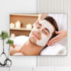 Mẫu tranh spa đẹp hình ảnh nam khách hàng nằm thư giãn và bôi kem dưỡng da mặt