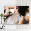 Mẫu tranh spa đẹp hình ảnh bôi bùn lên lưng nữ khách hàng để chăm sóc làm đẹp da và thư giãn