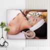 Mẫu tranh spa đẹp hình ảnh bôi bùn lên mặt nữ khách hàng để chăm sóc làm đẹp da