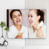 Mẫu tranh spa đẹp hình ảnh hai cô gái với khuôn mặt bôi kem dưỡng da đang cười tươi