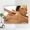 Mẫu tranh spa đẹp hình ảnh thoa dung dịch lên lưng khách hàng để chăm sóc làm đẹp da và massage thư giãn
