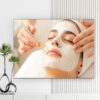 Mẫu tranh spa đẹp hình ảnh nhân viên bôi kem dưỡng da màu trắng lên mặt khách hàng