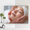 Mẫu tranh spa đẹp hình ảnh nhân viên chăm sóc da và massage mặt cho nữ khách hàng