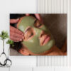 Mẫu tranh spa đẹp hình ảnh cô gái đắp mặt nạ bùn dưỡng da màu xanh lục
