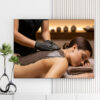 Mẫu tranh spa đẹp hình ảnh nhân viên bôi bùn thảo mộc lên lưng khách hàng để làm đẹp da và thư giãn