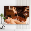 Mẫu tranh spa đẹp hình ảnh khách hàng nữ nằm thư giãn khi nhân viên bôi bùn thảo mộc trên lưng