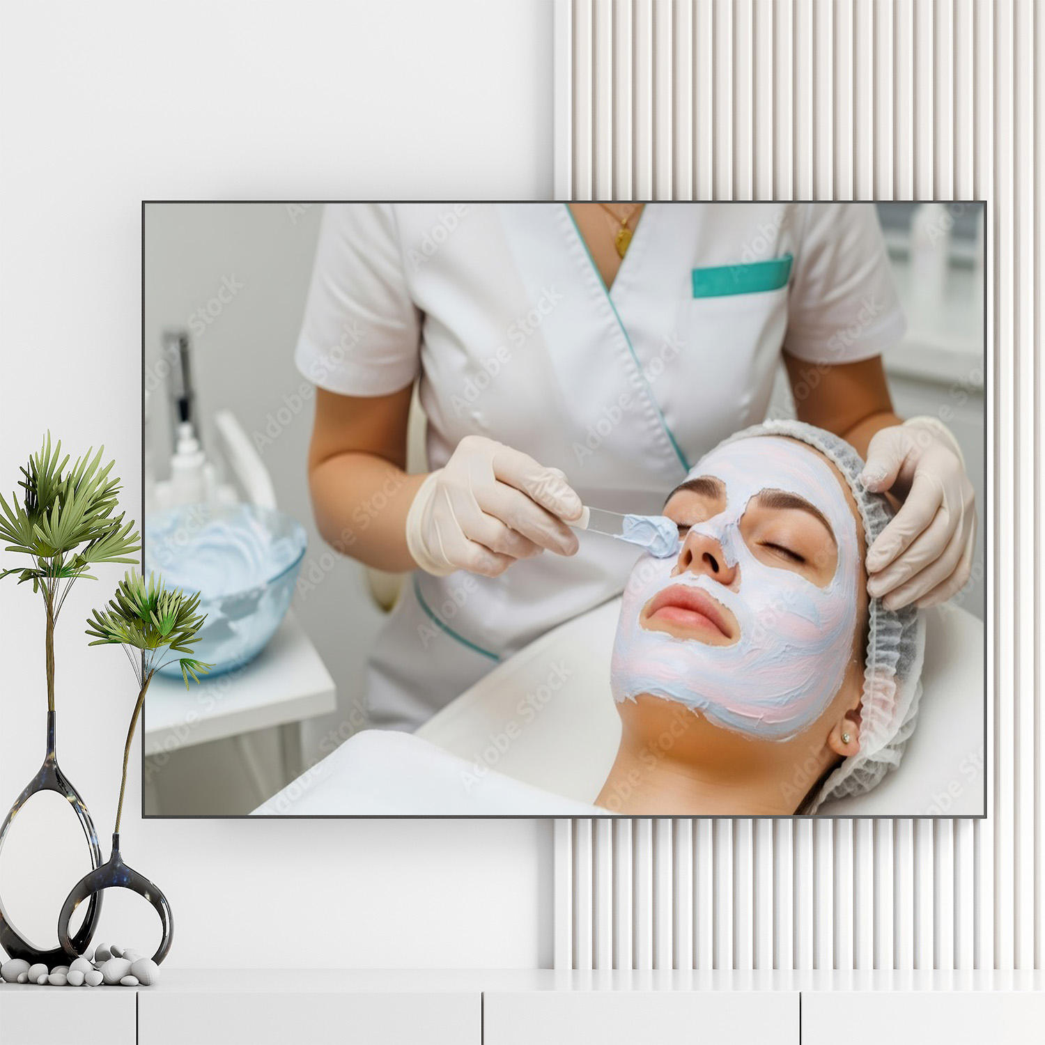 Mẫu tranh spa đẹp hình ảnh nhân viên bôi kem bùn dưỡng da vùng mặt cho nữ khách hàng