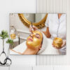 Mẫu tranh spa đẹp hình ảnh nhân viên bôi mặt nạ vàng dưỡng da làm đẹp cho nữ khách hàng