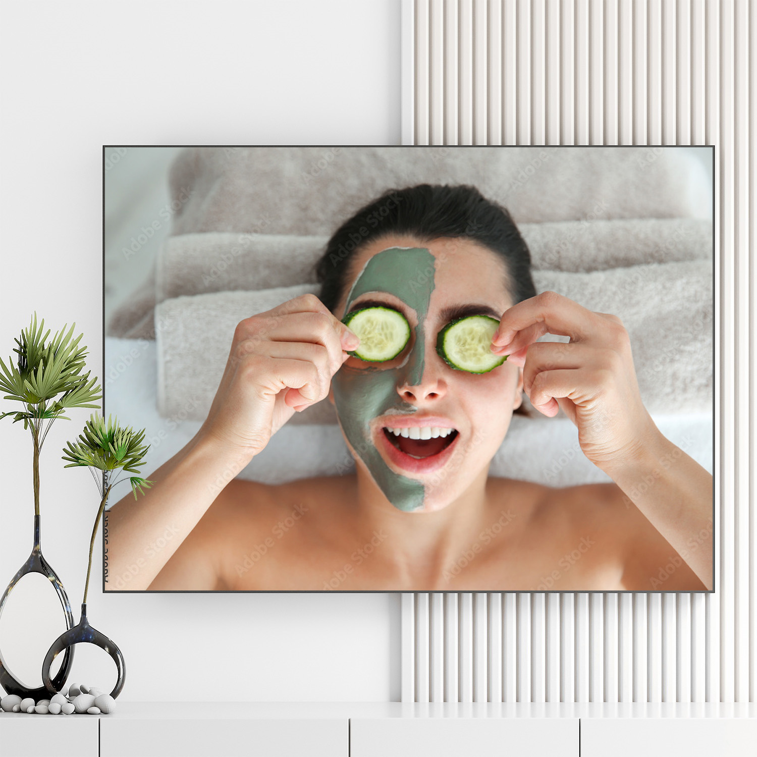 Mẫu tranh spa đẹp hình ảnh cô gái có một bên mặt bôi kem bùn dưỡng da, tay cầm các miếng dưa chuột đắp lên mắt