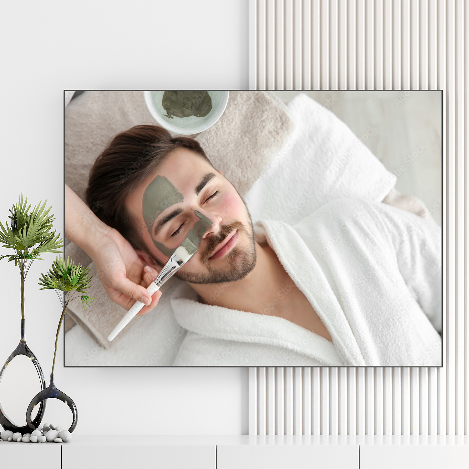 Mẫu tranh spa đẹp hình ảnh nam khách hàng nằm thư giãn đắp bùn chăm sóc da mặt