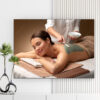 Mẫu tranh spa đẹp hình ảnh nhân viên đang bôi bùn lên lưng nữ khách hàng để chăm sóc da và thư giãn sức khoẻ