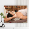 Mẫu tranh spa đẹp hình ảnh nhân viên đang bôi kem bùn lên mặt nữ khách hàng