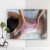Mẫu tranh spa đẹp hình ảnh nhân viên thoa kem hồng lên lưng để chăm sóc làm đẹp da và thư giãn