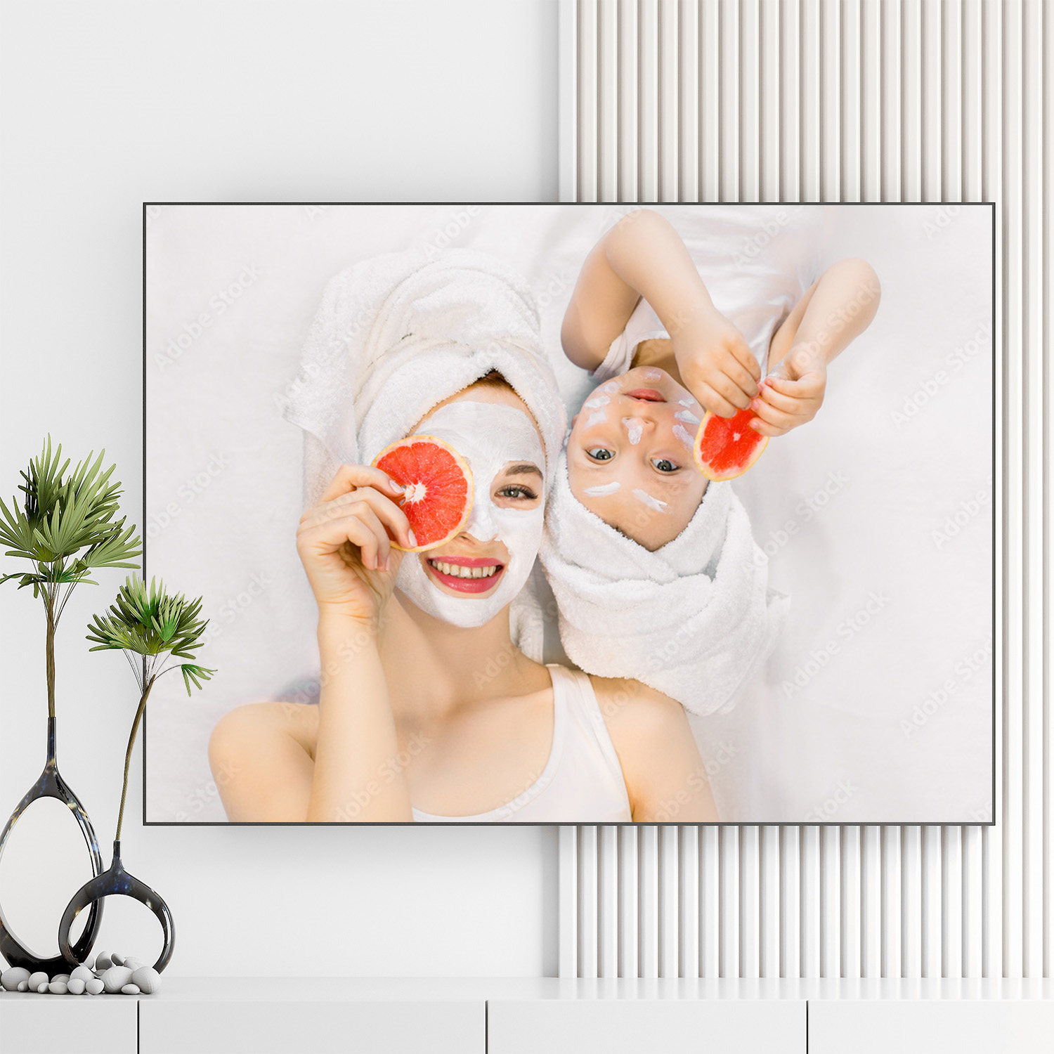 Mẫu tranh spa đẹp hình ảnh cô gái và em bé đắp mặt nạ dưỡng da