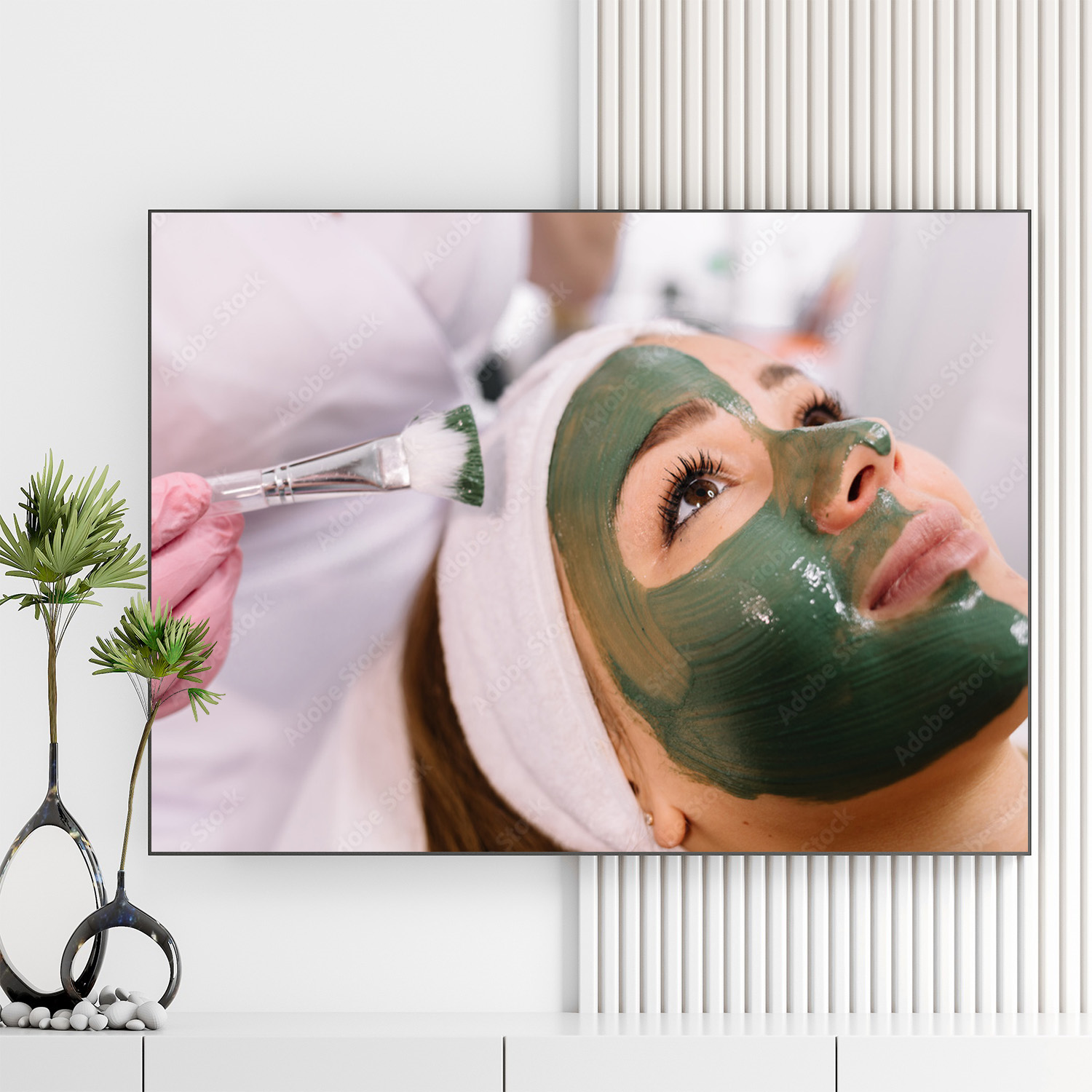 Mẫu tranh spa đẹp hình ảnh nhân viên bôi kem bùn màu xanh trên mặt nữ khách hàng