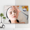 Mẫu tranh spa đẹp hình ảnh nữ khách hàng nằm thư giãn và đắp mặt nạ dưỡng da