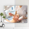 Mẫu tranh spa đẹp hình ảnh nhân viên đang bôi kem chăm sóc da mặt cho nữ khách hàng