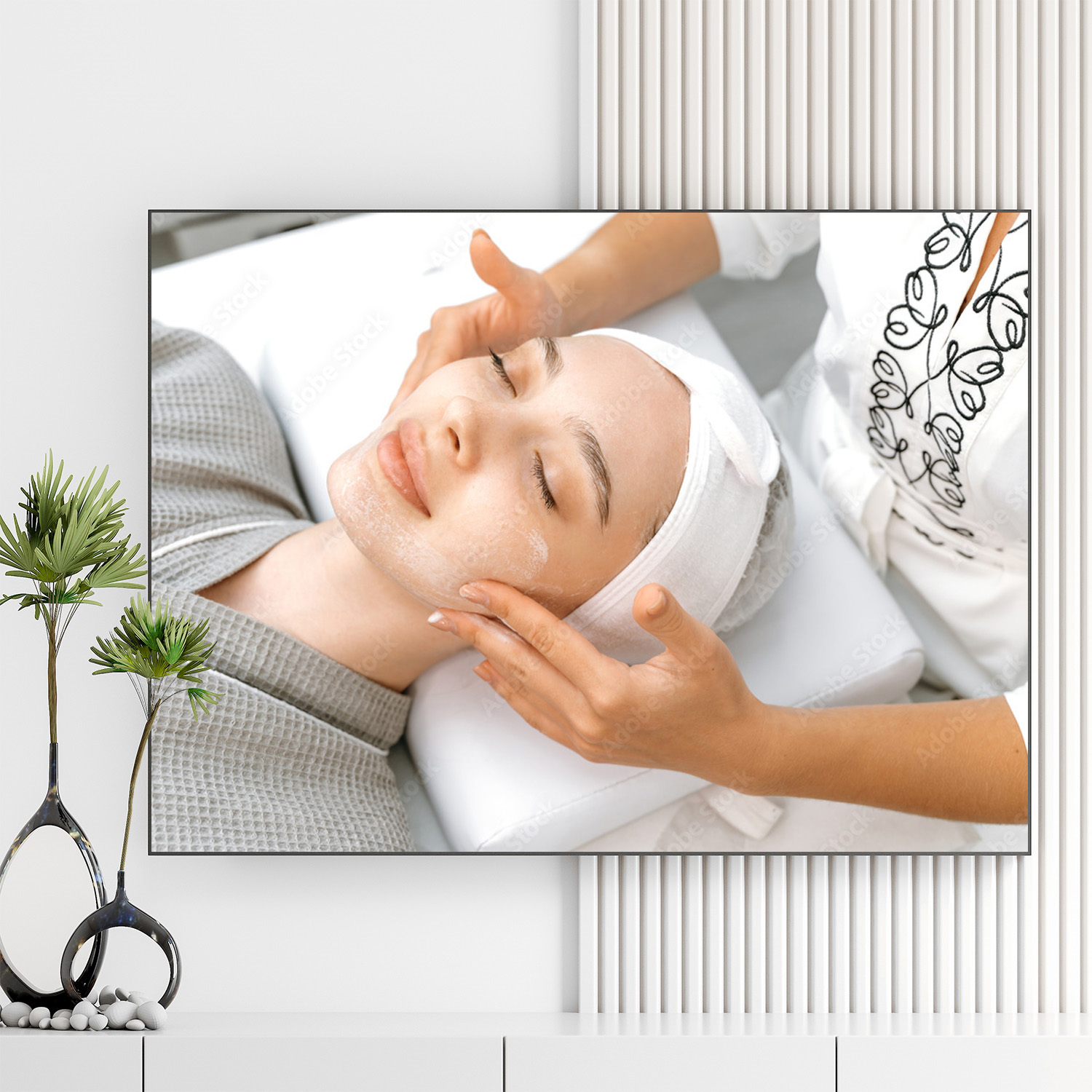 Mẫu tranh spa đẹp hình ảnh nhân viên bôi kem dưỡng da và massage thư giãn vùng mặt cho nữ khách hàng