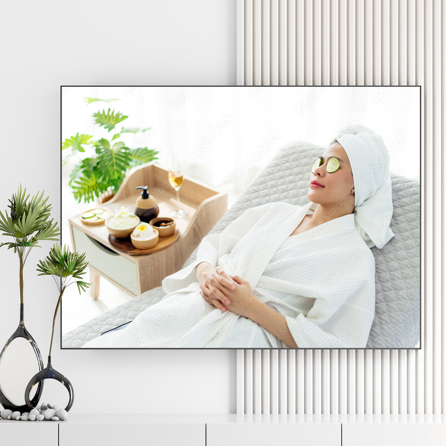 Mẫu tranh spa đẹp hình ảnh cô gái đẹp nằm thư giãn với lát dưa chuột đắp trên mắt