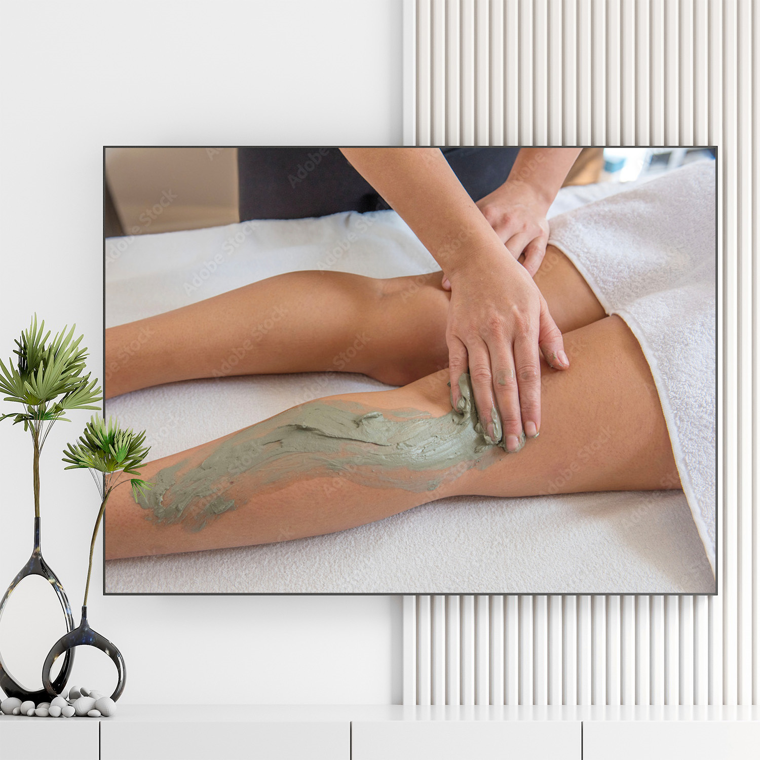 Mẫu tranh spa đẹp hình ảnh bôi bùn lên chân để massage thư giãn và chăm sóc làm đẹp da