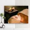 Mẫu tranh spa đẹp hình ảnh cô gái đắp mặt nạ bùn nằm thư giãn trong phòng spa ánh nến ấm áp