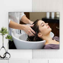 Mẫu tranh spa đẹp hình ảnh gội đầu kết hợp massage thư giãn cho nữ khách hàng đẹp