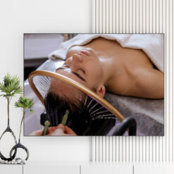 Mẫu tranh spa đẹp hình ảnh gội đầu kết hợp massage thư giãn cho khách hàng