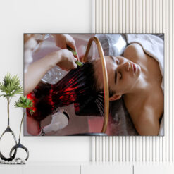 Mẫu tranh spa đẹp hình ảnh gội đầu kết hợp dụng cụ massage thư giãn cho khách hàng