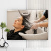 Mẫu tranh spa đẹp hình ảnh nhân viên đang gội đầu cho khách hàng