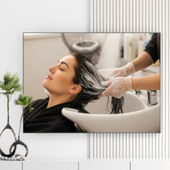Mẫu tranh spa đẹp hình ảnh nhân viên đang gội đầu cho khách hàng