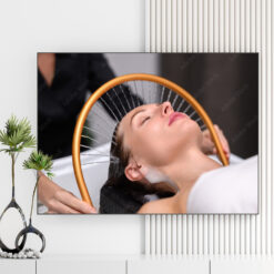 Mẫu tranh spa đẹp hình ảnh cô gái đẹp nằm gội đầu thư giãn