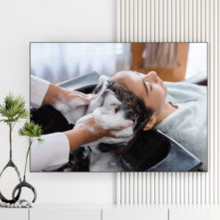 Mẫu tranh spa đẹp hình ảnh hình ảnh nhân viên đang gội đầu thư giãn cho nữ khách hàng