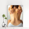 Mẫu tranh spa khổ đứng đẹp hình ảnh nhân viên đang thực hiện các động tác massage cho nữ khách hàng