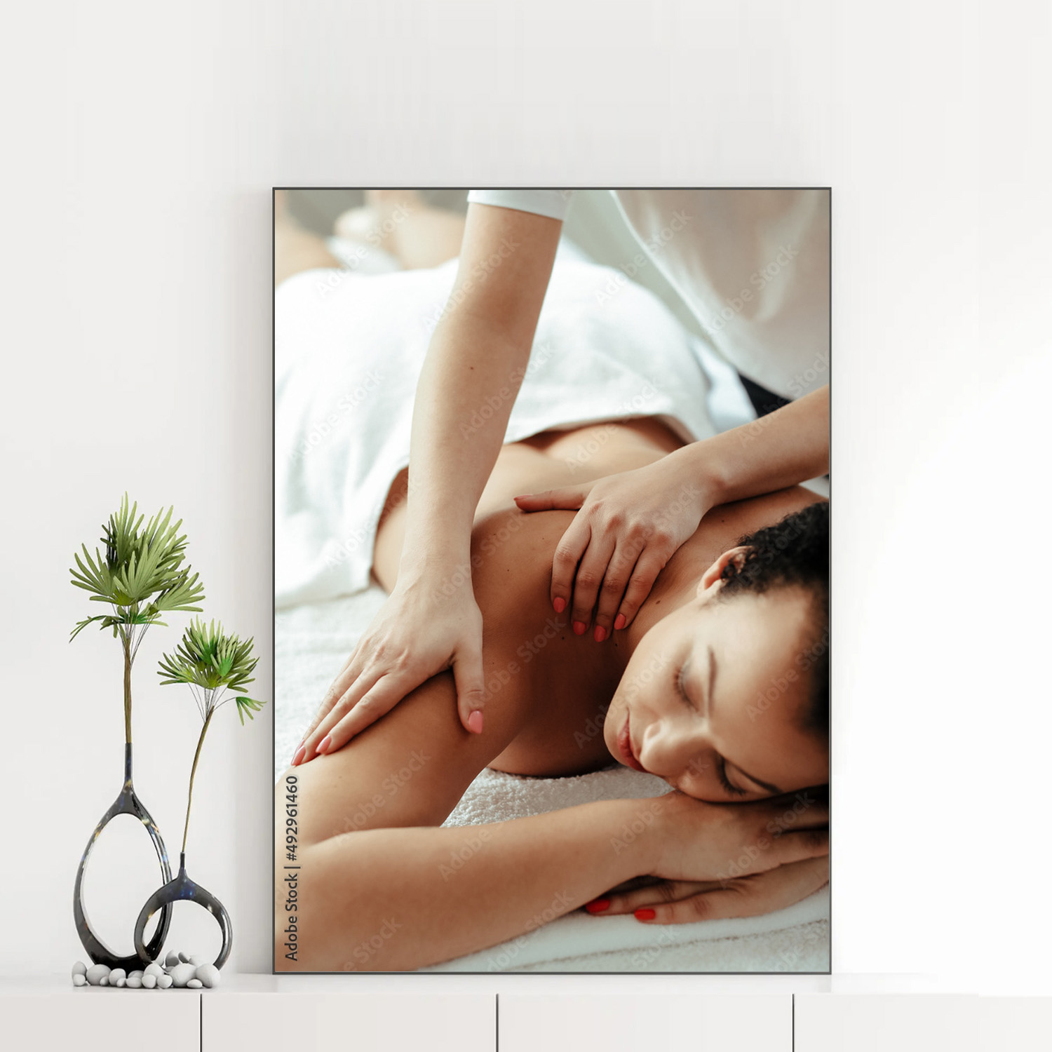 Mẫu tranh spa khổ đứng đẹp hình ảnh xoa bóp massage vai cho nữ khách hàng