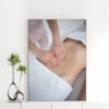 Mẫu tranh spa đẹp khổ đứng hình ảnh nhân viên massage thư giãn vùng bụng cho nữ khách hàng