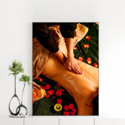 Mẫu tranh spa đẹp khổ đứng hình ảnh nhân viên massage lưng cho khách hàng với cánh hoa hồng và nến thơm rải xung quanh