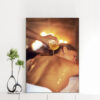 Mẫu tranh spa đẹp khổ đứng hình ảnh nhỏ tinh dầu massage thư giãn vùng lưng cho nữ khách hàng trong không gian ấm áp
