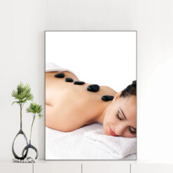 Mẫu tranh spa đẹp khổ đứng hình ảnh cô gái đẹp nằm thư giãn và chườm đá nóng trên lưng, nên tranh màu trắng sáng