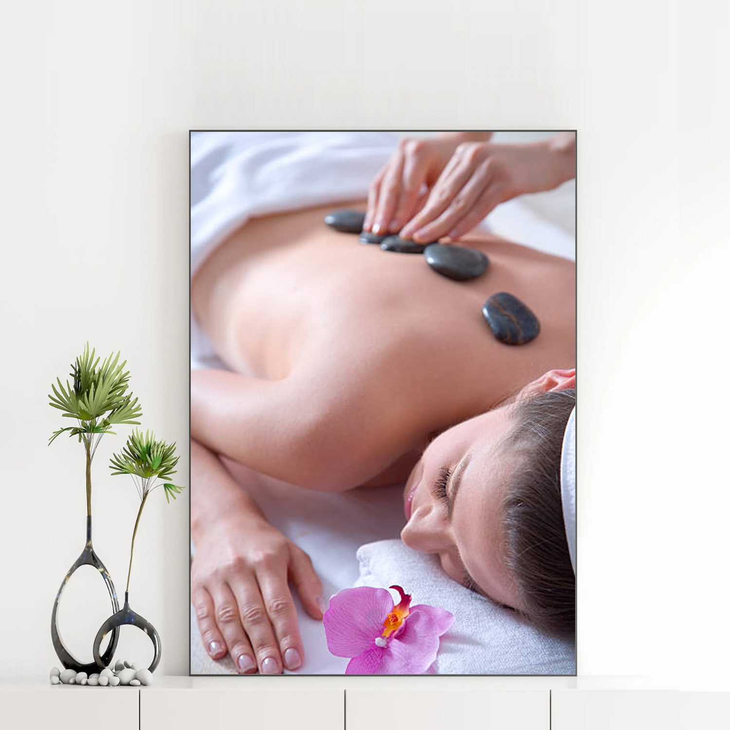 Mẫu tranh spa đẹp chườm đá nóng trên lưng cho cô gái nằm thư giãn với bông hoa lan tím bên cạnh