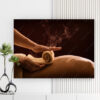 Mẫu tranh spa đẹp hình ảnh nhân viên đang dùng cuộn khăn nóng ấm để massage thư giãn lưng cho khách hàng