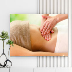 Mẫu tranh spa đẹp hình ảnh massage thư giãn vùng bụng cho nữ khách hàng