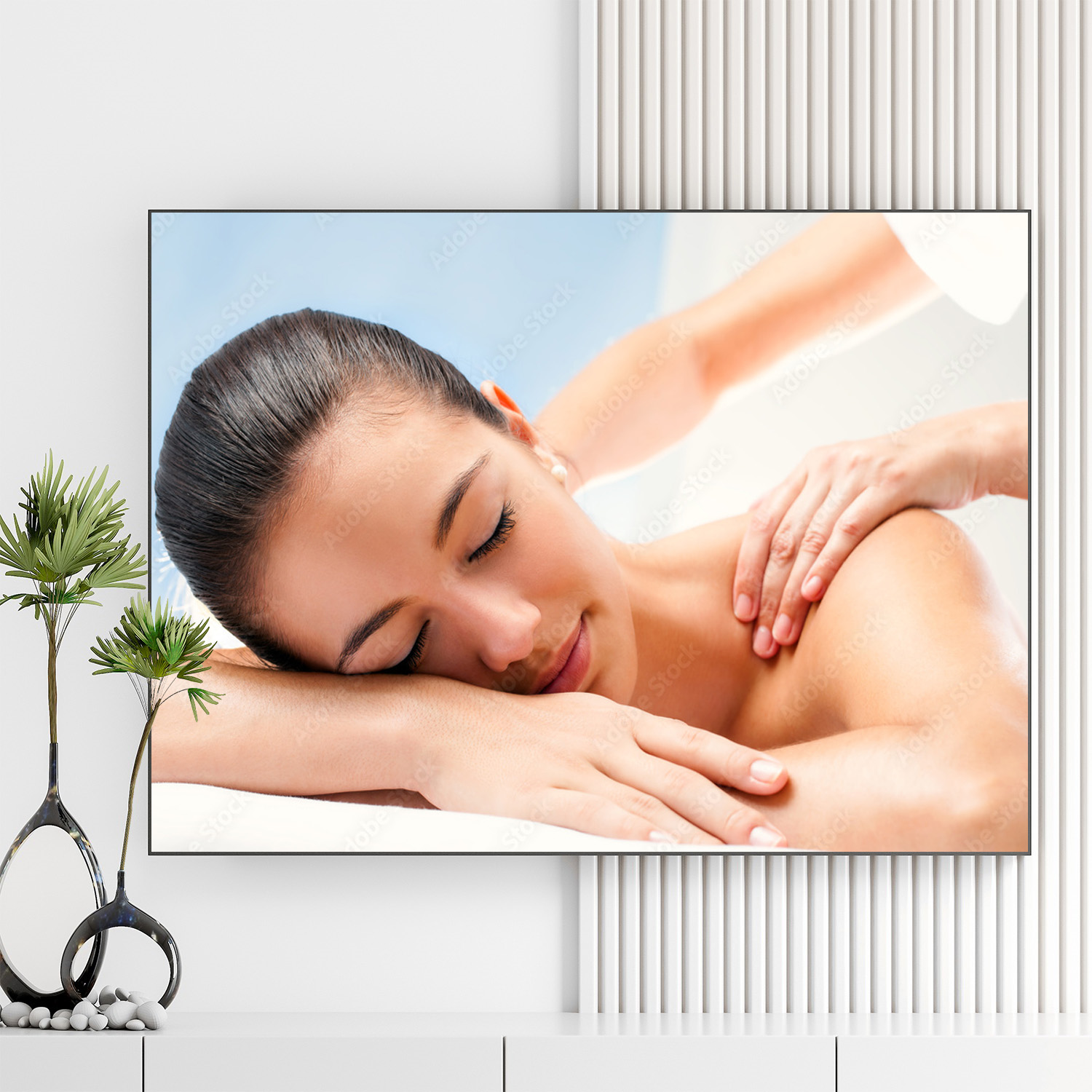 Mẫu tranh spa đẹp hình ảnh massage thư giãn vai lưng cho nữ khách hàng