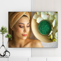 Mẫu tranh spa đẹp hình ảnh nữ khách hàng nằm thư giãn với khay muối tắm cánh hoa bên cạnh