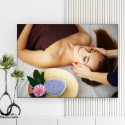 Mẫu tranh spa đẹp hình ảnh nhân viên đang massage thư giãn vùng đầu cho nữ khách hàng
