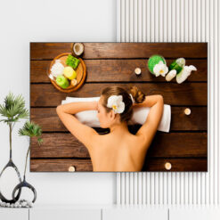 Mẫu tranh spa đẹp hình ảnh cô gái nằm thư giãn trên nền sàn gỗ với các loại nến thơm tinh dầu bên cạnh