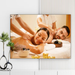 Mẫu tranh spa đẹp hình ảnh đôi khách hàng nam nữ đang được massage thư giãn